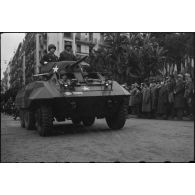 Défilé d'une automitrailleuse M8 du détachement américain lors de la cérémonie du 11 novembre à Alger.