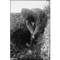 Tiralleur marocain creusant un trou en première ligne.