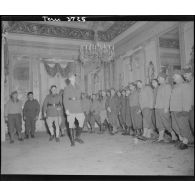 La campagne d'Italie : visite aux troupes par le général de Gaulle.
