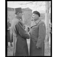 Le général De Gaulle serre la main du général polonais Anders.
