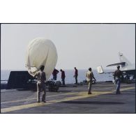Lâcher d'un ballon sonde depuis le porte-avions Clemenceau, au large de Beyrouth.