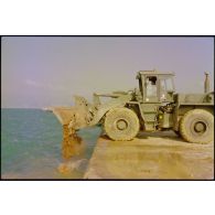 Destruction des murs de sacs de sable; port de Beyrouth.