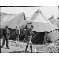 Le général De Gaulle et André Diethelm sortent d'une tente de la formation chirurgicale de Mme Catroux.