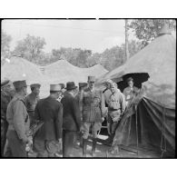 Les généraux visitent un hôpital complémentaire près de Lauro.
