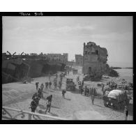 Offensive en direction de Rome : débarquement depuis des landing ships tanks (LSTs) de renforts et de véhicules américains dans le port d'Anzio.