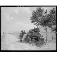 Un char TD M10 posté en embuscade et des fantassins américains attendent pour entrer dans la commune de Colleferro.