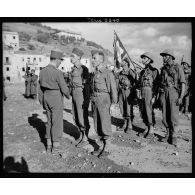 Le général d'armée Jean de Lattre de Tassigny remet la Légion d'honneur et la Médaille militaire à deux membres du groupe des commandos d'Afrique à Porto Longone.