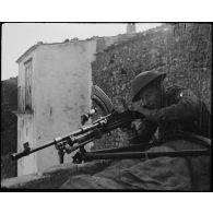 Un soldat et son fusil-mitrailleur en position.