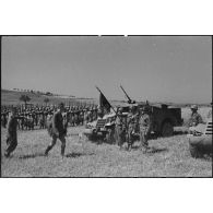 Le général de Gaulle passe les troupes en revue dans le secteur de Rome.