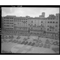 Dispositif de la cérémonie rassemblant les troupes françaises et leurs alliés sur la piazza del Campo à Sienne.