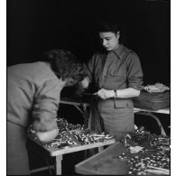 Préparation du materiel chirurgical d'un hôpital de campagne sur le front italien.