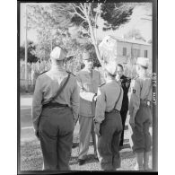 Visite de l'école des élèves-aspirants de Cherchell par le général de Gaulle, André Diethelm et le général Leyer.