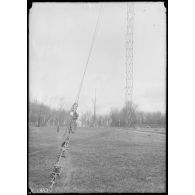 Metz. Poste radio allemand. Base d'un pylône métallique de 80 m. de hauteur. Arrimage des haubans. [légende d'origine]