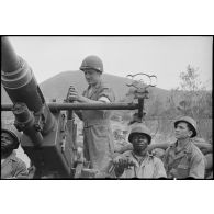 Chargement d'un canon antiaérien Bofors de 40 mm du 40e GACFTA (groupe autonome colonial des forces terrestres antiaériennes), placé en protection d'un pont Bailey; à la sortie sud de Sessa Aurunca, en direction de la route numéro 7.