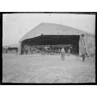 Bruay (Pas-de-Calais). Tente hangar d'aviation. [légende d'origine]