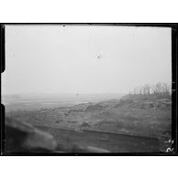 Près Loos. Panorama du double crassier près du grenier d'une maison du Maroc (Pas-de-Calais). [légende d'origine]