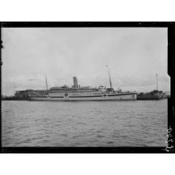 Le Havre. L'Astoria, navire hôpital anglais. [légende d'origine]