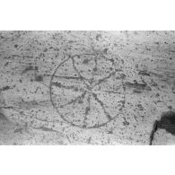 Un signe gravé au sol des petits Propylées sur le site des ruines antiques d'Éleusis (Elefsina).