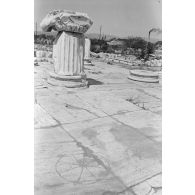 Un signe gravé au sol des petits Propylées sur le site des ruines antiques d'Éleusis (Elefsina).