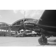 Des bombardiers Heinkel He-111 du Kampfgeschwader 26 sous les hangars du terrain d'aviation d'Eleusis.
