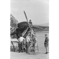 Un bombardier Dornier D-215 (selon la légende d'origine) codé NW+TV est préparé par le personnel au sol du terrain d'aviation d'Eleusis.