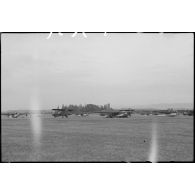 Sur l'aérodrome de Valence-Chabeuil (Drôme), après un briefing, des pilotes de la Luftlandegeschwader 1 (LLG 1) patientent avant une nouvelle mission.