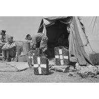 Des jerrycans devant une tente abritant un hôpital de campagne.