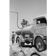 En Cyrénaïque, à un point d'eau, un camion citerne italien permet aux troupes allemandes le transport d'eau potable.