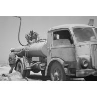 En Cyrénaïque, à un point d'eau, un camion citerne italien permet aux troupes allemandes le transport d'eau potable.
