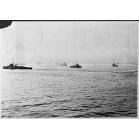 Navires transports de troupes et de protection des unités françaises de l’armée B en route vers les côtes de Provence.