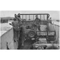 Débarquement des unités de l'Armée B par chaland LCM à la plage du Foux.