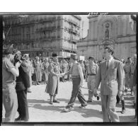 Le général de Lattre de Tassigny félicite un officier lors d'une cérémonie après la libération de Marseille.