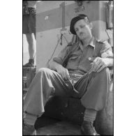 Le photographe Jacques Belin, reporter de guerre du SCA (Service cinématographique de l'armée) à bord d'un bâtiment de débarquement.