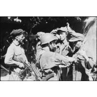 Prisonniers de guerre allemands à Gémenos encadrés et fouillés par les tirailleurs du 7e RTA (régiment de tirailleurs algériens) et des goumiers.
