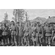 Une unité mixte composée de sous-officiers allemands et de soldats soviétiques combattants dans les mêmes rangs.