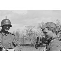 Un caporal allemand et un soldat  de l’armée rouge combattent côte à côte.