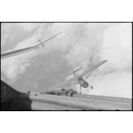 Parti du terrain d'aviation de Valence, un vol d'entraînement de jeunes pilotes aux commandes de planeurs du IIIe groupe du Luftlandegeschwader 1.