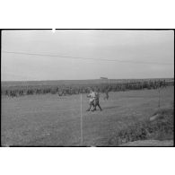 Sur le terrain d'aviation de Banak (Norvège) à l'issue de manoeuvres communes entre l'armée de terre allemande et le 8./LLG 1, les troupes regagnent leur casernement.