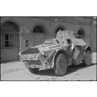 Une automitrailleuse italienne AB-41 abandonnée de la gare de Monterotondo (au nord-est de Rome) suite aux combats entre les parachutistes allemands et les défenseurs italiens.