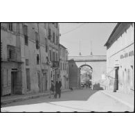 Aperçu de la ville de Monterotondo après les affrontements entre les soldats italiens et les parachutistes allemands.