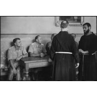 Des membres du 2e bataillon du 6e régiment parachutiste (II.Fallschirmjäger-Regiment.6) rencontrent des moines.