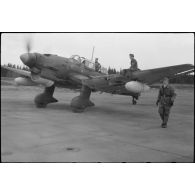 Un Junkers Ju-87 Stuka utilisé comme tracteur de planeur au sein du Luftlandegeschwader 1 (8./LLG 1) s'apprête à remorquer un DFS-230.