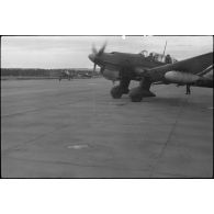 Un Junkers Ju-87 Stuka utilisé comme tracteur de planeur au sein du Luftlandegeschwader 1 (8./LLG 1) s'apprête à remorquer un DFS-230.