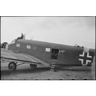 Un avion de transport Junkers Ju-52 est chargé de mannequins parachutistes lors de manœuvres sur le terrain d'aviation de Banak en Norvège du 8./LLG 1 (Lulftlandegeschwader 1).