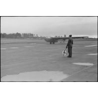 En Norvège, sur le terrain de Banak, un adjudant-chef (Oberfeldwebel) signale le début de l'exercice aux pilotes de Junkers Ju-87 Stuka et aux équipages de planeurs DFS-230 du 8./LLG 1 (Lulftlandegeschwader 1).