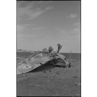 En Crète, sur le terrain d'aviation de Maleme, un chasseur britannique Hurricane abandonné par la Royal Air Force (RAF).