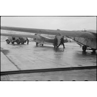 Sur de le terrain d'aviation de Trondheim-Vaernes (Norvège) occupé par le 8./LLG 1 (Lulftlandegeschwader 1), des planeurs DFS-230 quittent un hangar.