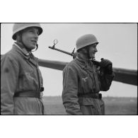 Deux parachutistes allemands peu avant un exercice de troupes aéroportées du Luftlandegeschwader 1 (8./LGG1) sur un aérodrome norvégien.