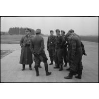 En Norvège, sur un terrain d'aviation occupé par la Luftwaffe, un capitaine du 8./LLG 1 (peut-être l'Hauptmann Josef Karl ou Hans-Gunther Nedden) rassemble les pilotes de planeurs du Luftlandegeschwader 1 (8.LLG1) pour un briefing.
