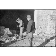 Des artificiers posent des charges de démolition dans une maison de Montefalcone Nel Sannio dans la province de Campobasso.